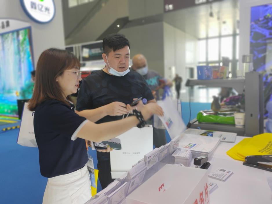 條形智能工作人員給客戶詳細(xì)講解產(chǎn)品   