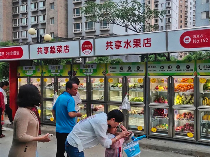 條形智能液晶屏加持，自動(dòng)售貨機(jī)適用于多個(gè)場(chǎng)景